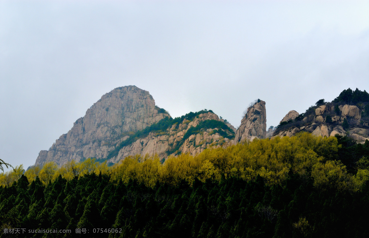 春色 春天 大山 森林 山峰 山水风景 树木 大山春色 峭壁 岩石 嫩绿树叶 浓绿树叶 天空 泰山上的风景 自然景观 psd源文件