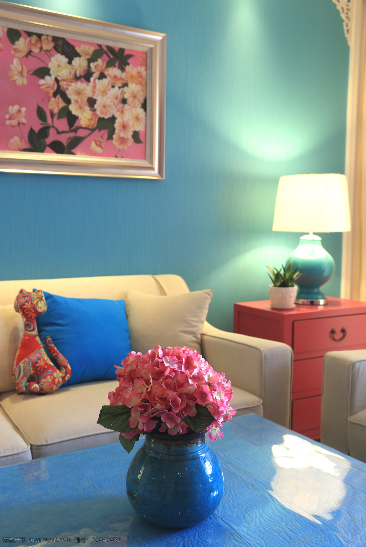 室内 鲜花 家装 效果图 背景墙 沙发 抱枕 台灯 花朵挂画 蓝色桌子 红色柜子 绿盆栽