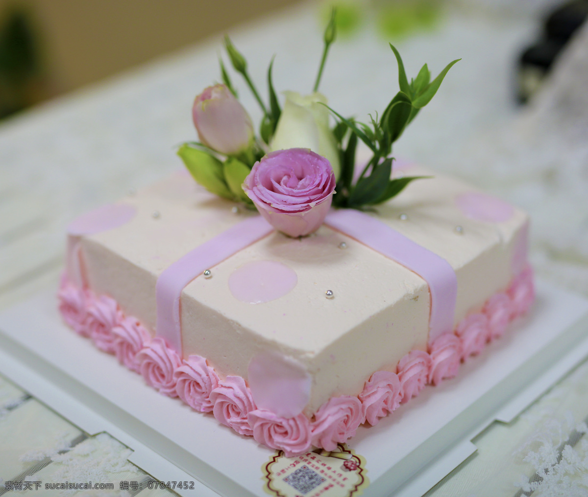 粉红方形蛋糕 粉红 方形 蛋糕 美食 鲜花蛋糕 好看 美观 餐饮美食 西餐美食