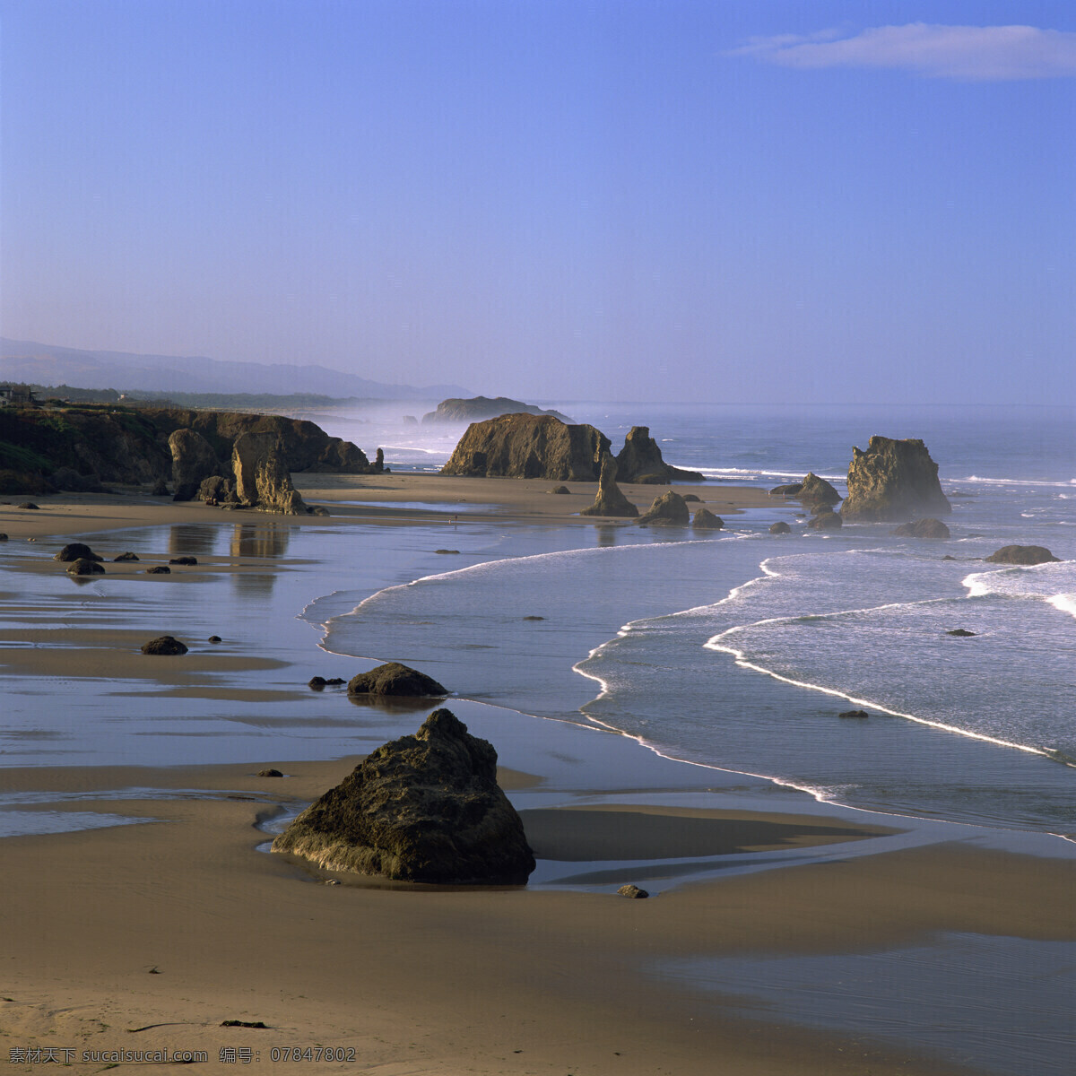 海岸 潮水 自然景观 景色 景光 蓝天 白云 大海 深蓝色 石头 岩石 沙滩 浪花 高清图片 大海图片 风景图片