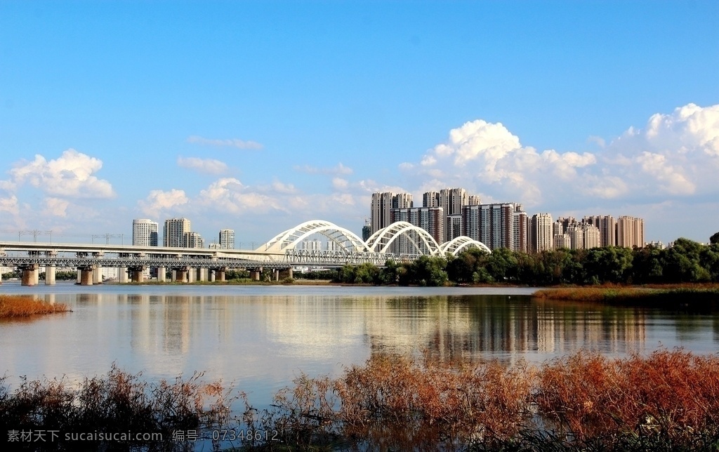 松花江风景 哈尔滨 松花江 铁路桥 蓝天 白云 高楼 建筑 倒影 高铁铁路桥 高铁 滨州铁路桥 桥 江水 风景 哈尔滨松花江 旅游摄影 国内旅游