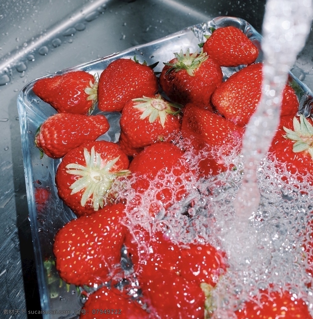 草莓沐浴图片 草莓 水果 红色 水滴 玻璃碗 餐饮美食 食物原料