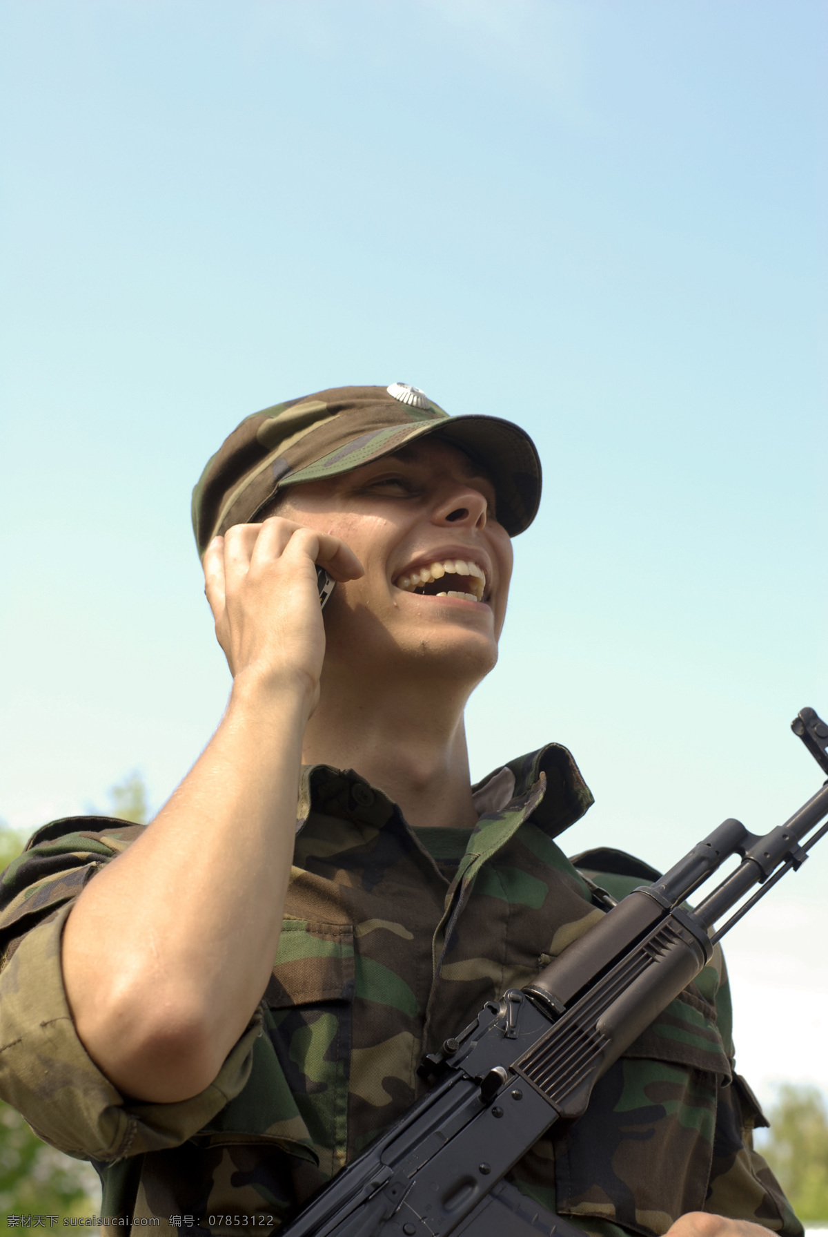 打电话 士兵图片 军事主题 士兵 战士 军人 冲锋枪 枪支 军事武器 现代科技