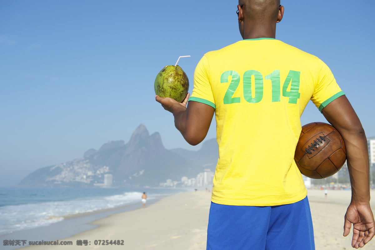 抱 足球 帅哥 球迷 海边 巴西世界杯 运动 体育运动 生活百科 黄色