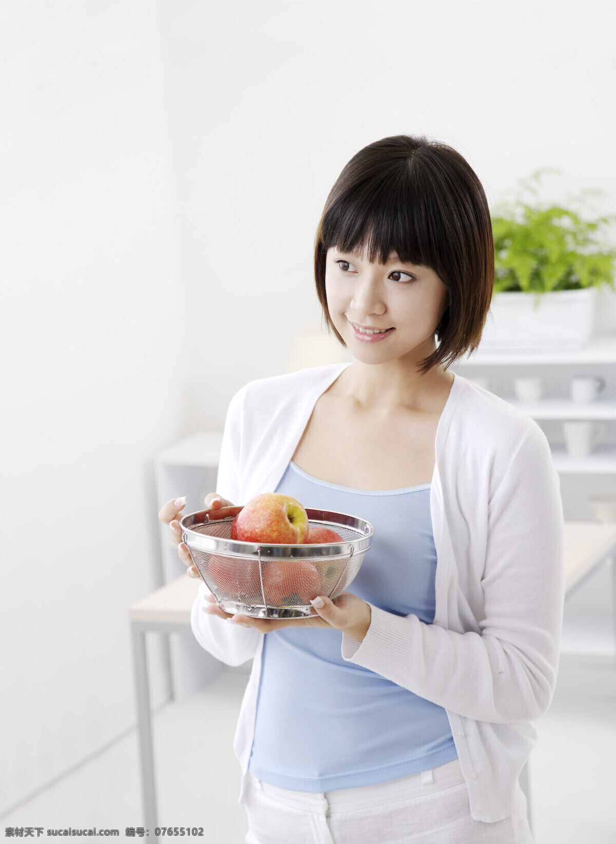 女性 厨房 女性女人 盘子 苹果 人物图库 日常生活 摄影图库 水果 女性厨房 装饰素材 室内设计