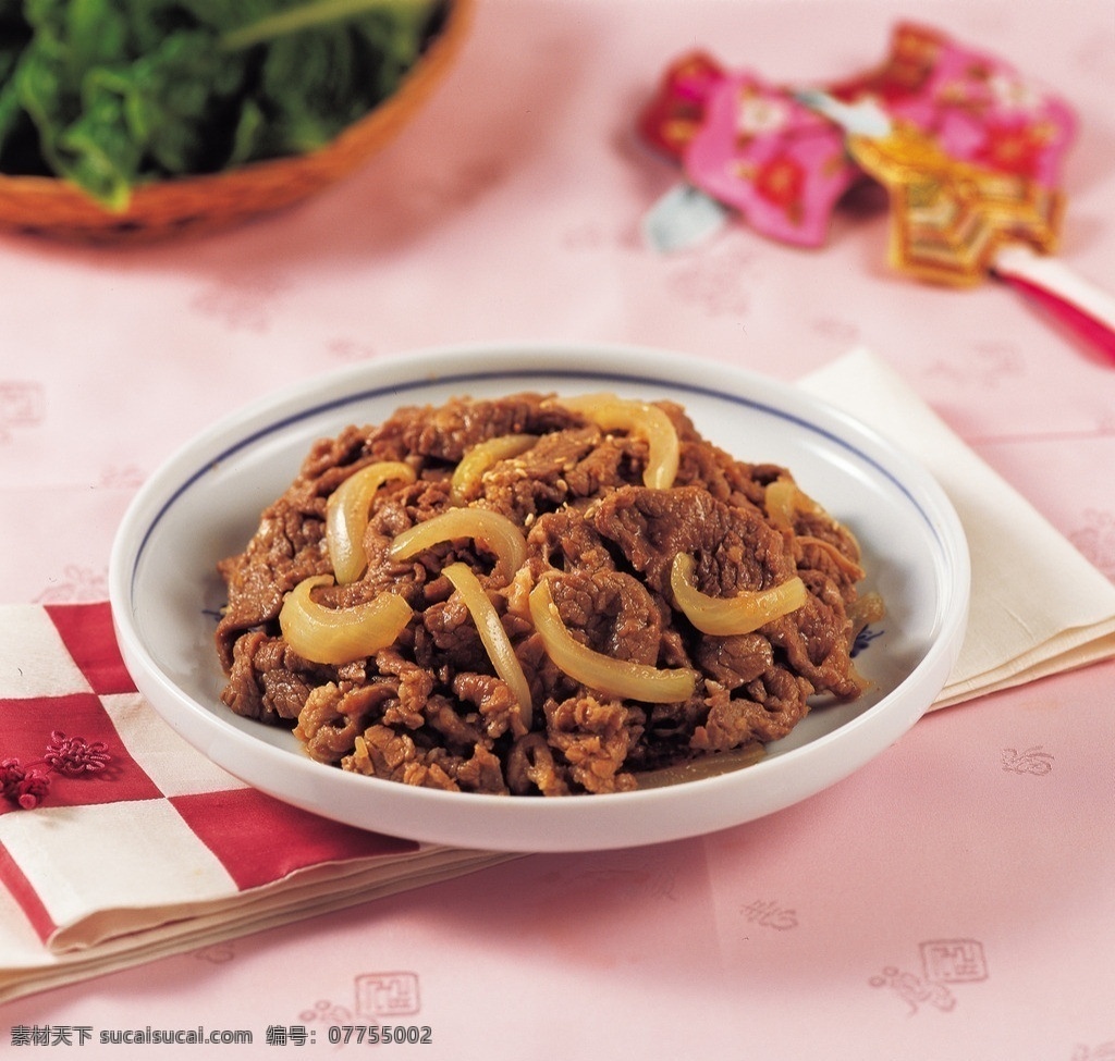 炒牛肉 韩国料理 圆葱 洋葱 牛肉 韩国 烹饪 炒菜 盘子 传统美食 餐饮美食