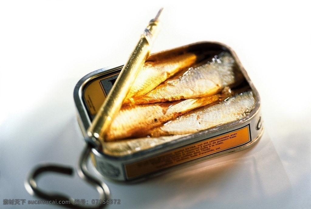 罐头 打开 开启 鱼 鱼干 咸鱼 鱼罐头 沙丁鱼 拧罐头 铁盒 白铁 食物原料 餐饮美食