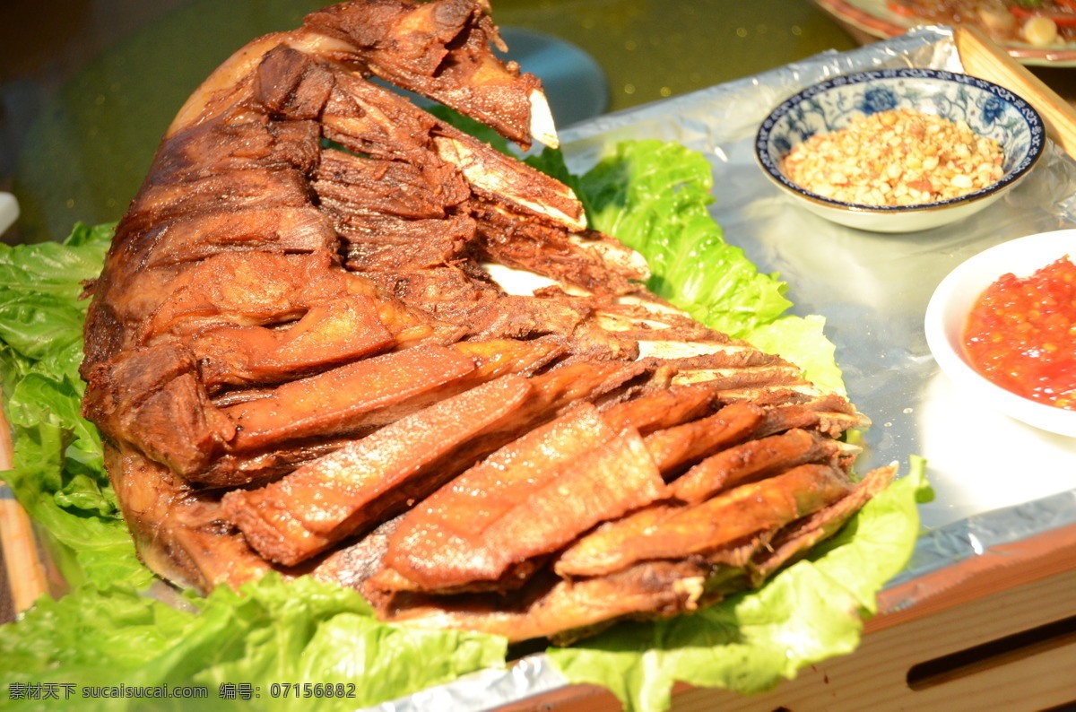 烤羊腿 烤羊肉 烧烤 烧烤菜 东北菜 东北 内蒙菜 羊 烤牛肉 烤牛腿 传统美食 餐饮美食