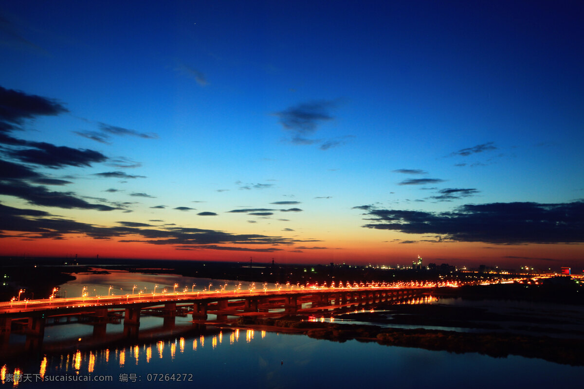 大桥摄影 黄昏 唯美夜景 湖面 灯光倒影 现代建筑 蓝天 大桥 自然景观 建筑景观