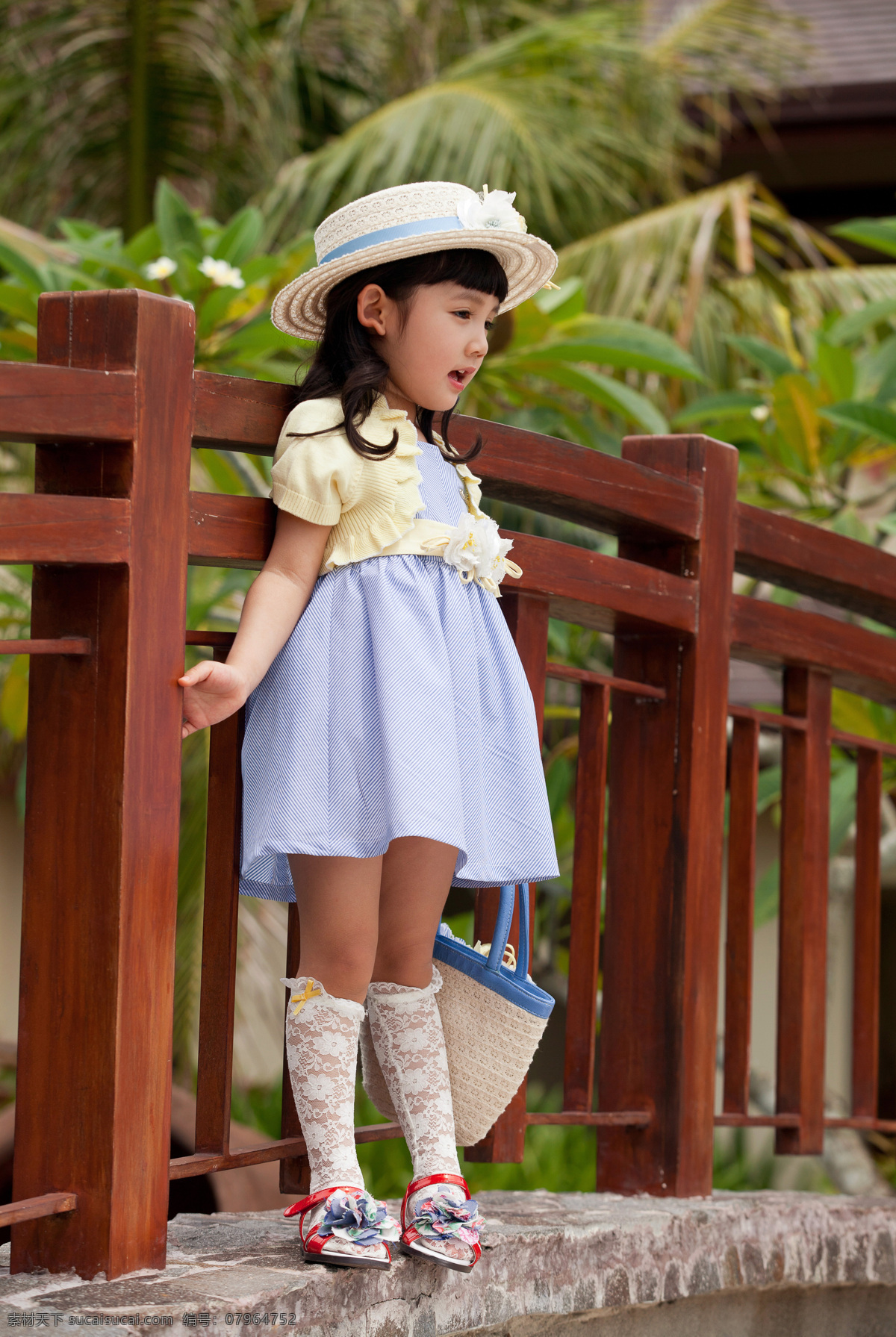 穿 裙子 小女孩 韩国 小 木马 童装 戴帽子 可爱 儿童幼儿 人物图库