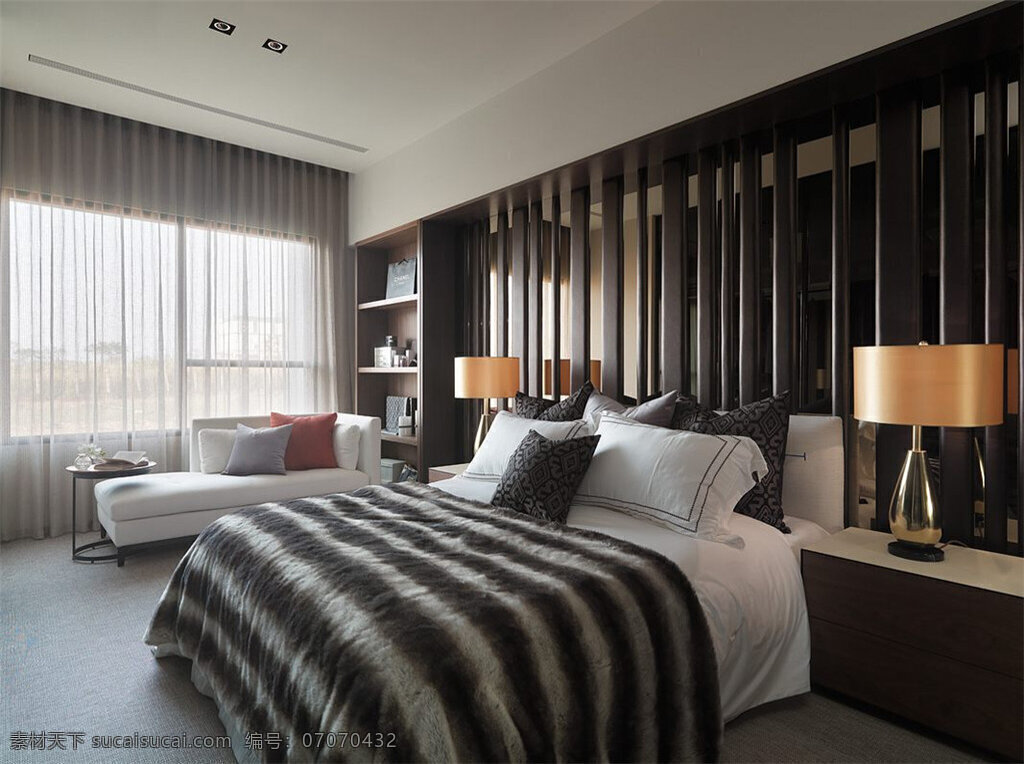 现代 时尚 客厅 深褐色 背景 墙 室内装修 效果图 客厅装修 金色台灯 条纹床品 木制床头柜
