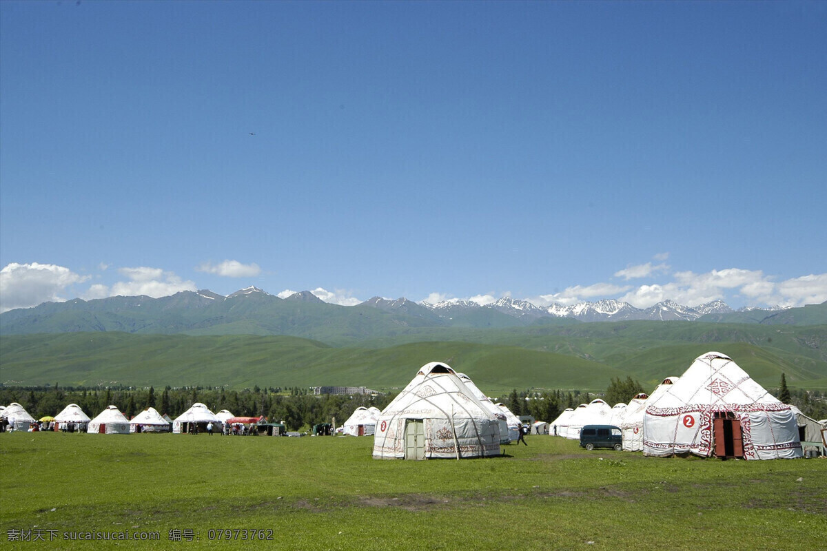 伊犁那拉提 新疆 伊犁 那拉提 草原风光 草地 远山 山峦 蓝天 国内旅游 旅游摄影