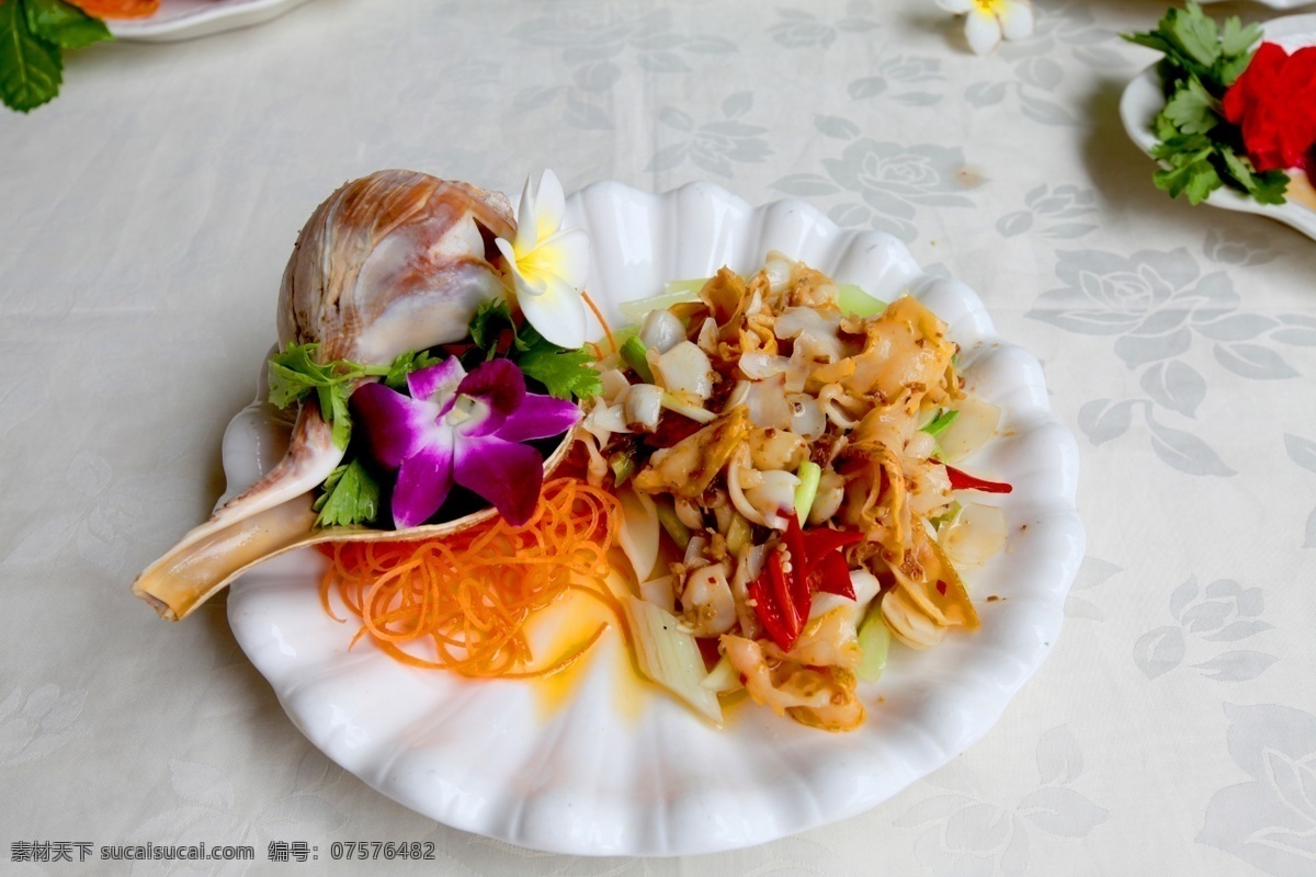 粉丝烧鱿鱼 粉丝 鱿鱼 辣椒 葱蒜 盘子 红花 花纹桌布 传统美食 餐饮美食