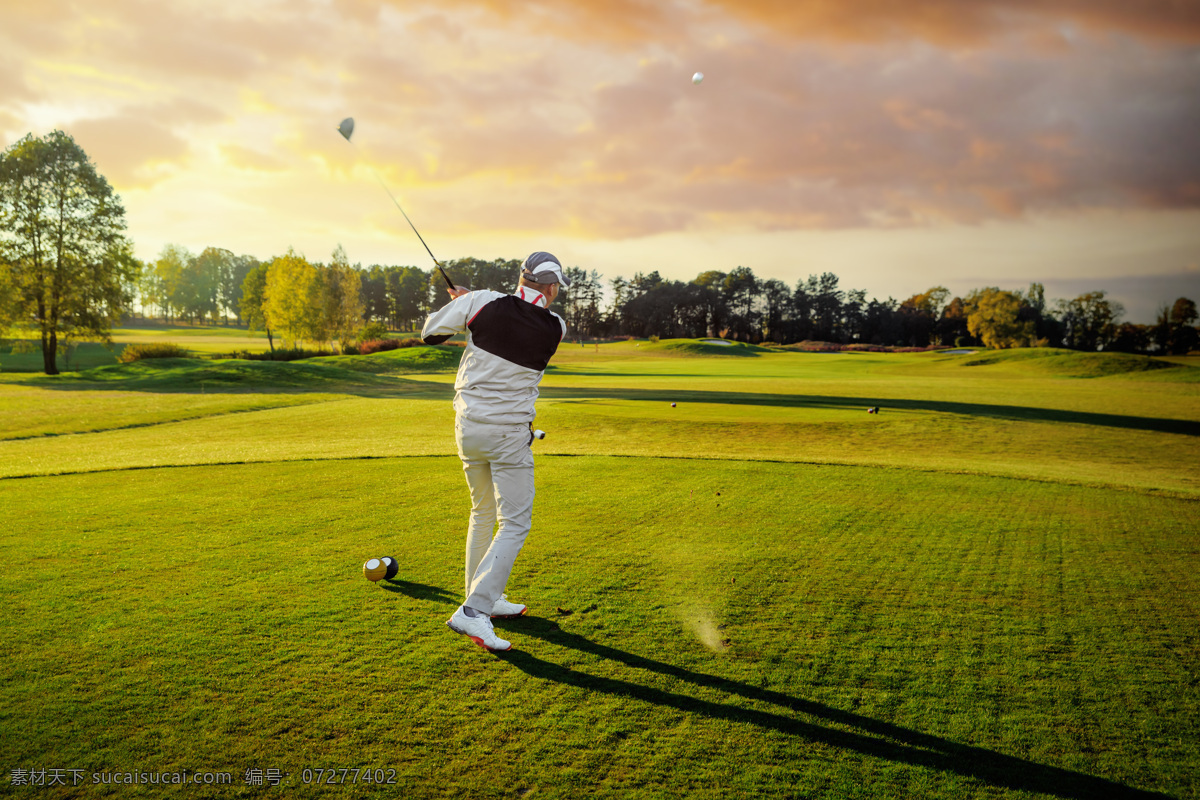 高尔夫球 男性 高尔夫 男人 高尔夫运动员 高尔夫球场 草地 绿地 草坪 体育运动 休闲运动 生活百科 黄色