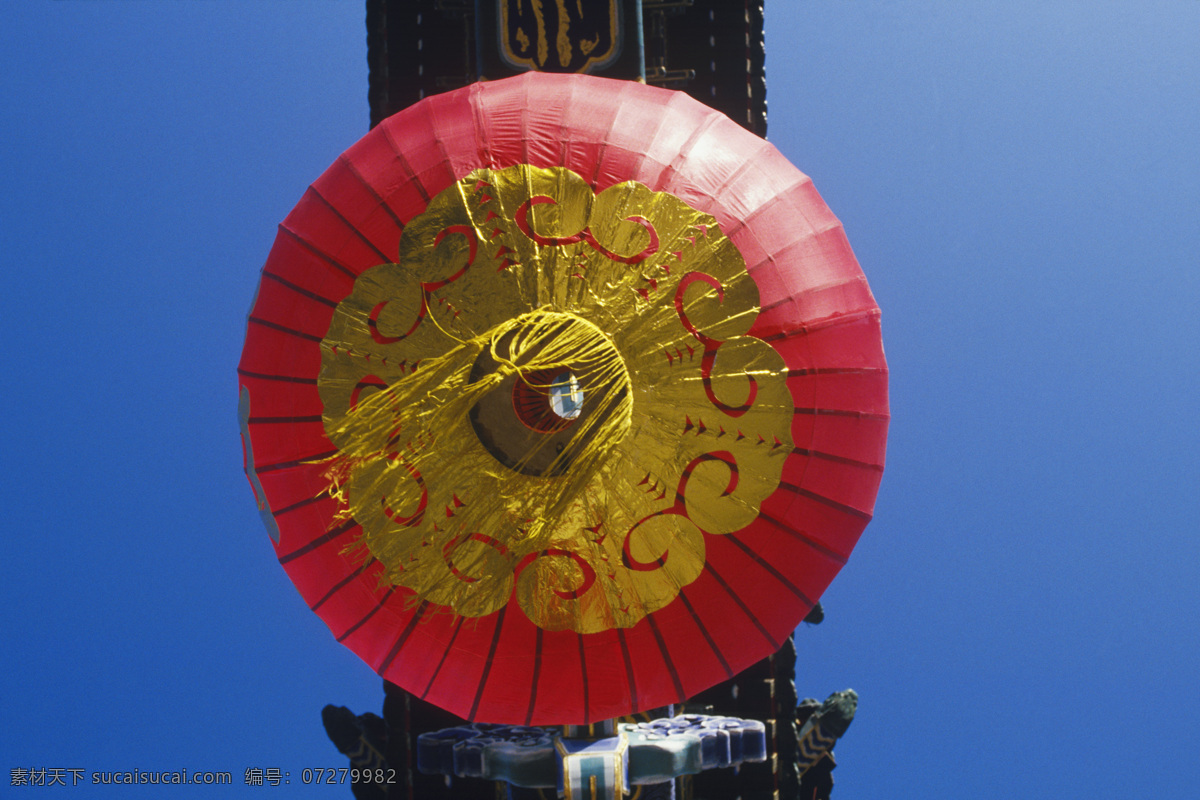 牌楼 上 大红 灯笼 高清图片 横构图 彩色照片 中国 东亚 亚洲 旅游 旅行 城市 红色 喜庆 欢庆 蓝天 白昼 黄色 庆祝 节日 一个 传统工艺 文化艺术