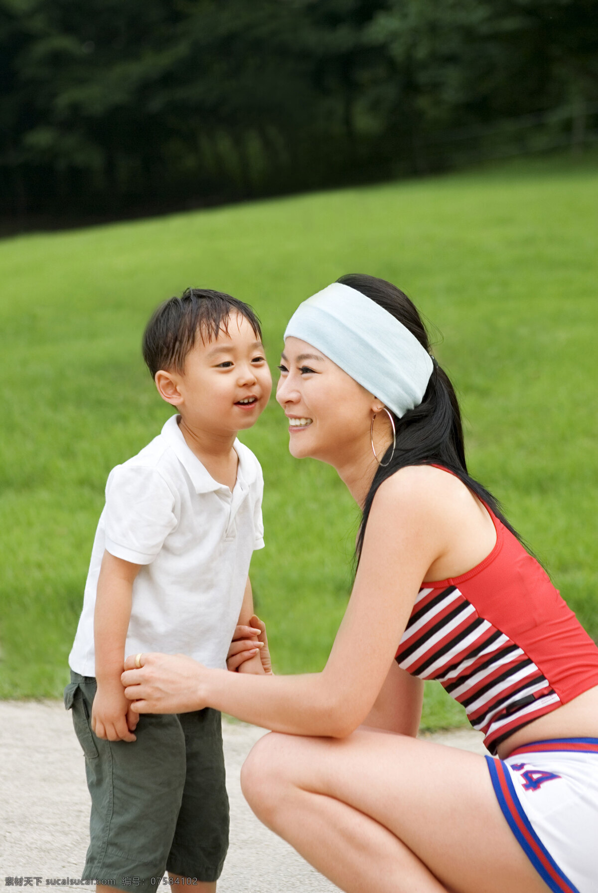 户外 玩耍 母子 家庭人物 妈妈 母子俩 孩子 儿童 小男孩 和谐 说悄悄话 草地 开心 微笑 温馨家庭 幸福 生活人物 人物图片