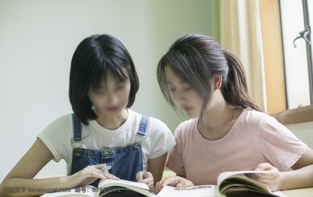 读书 漂亮 女 大学生 女大学生 图书馆 闺蜜 高清图片 人物图库 女性女人