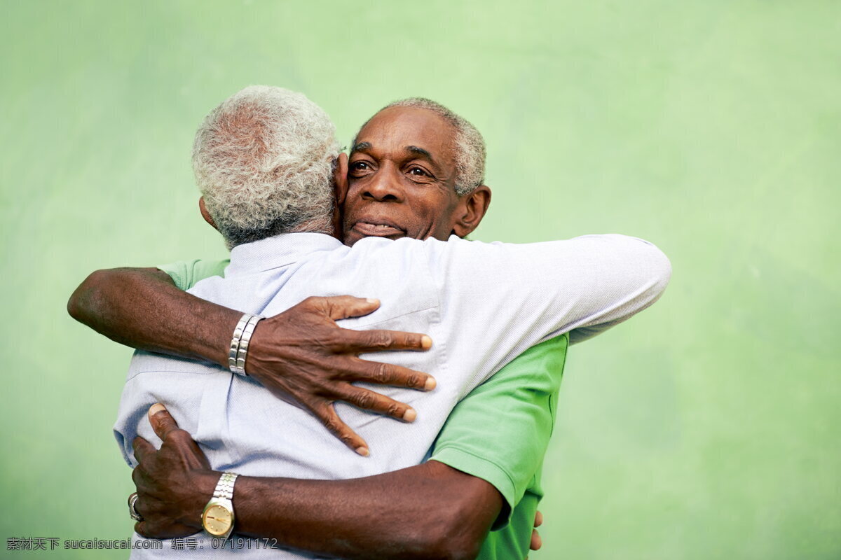 两个人拥抱的 老人 老年人 拥抱 兄弟情 友情 温馨