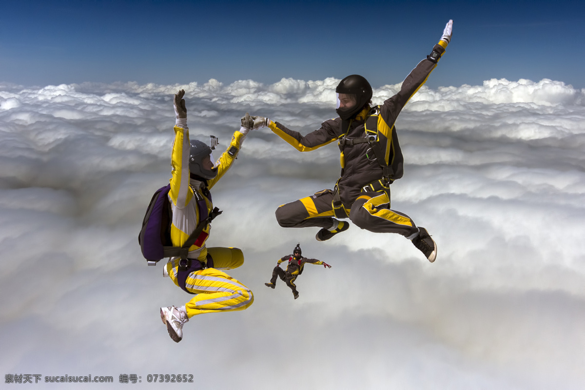 跳伞 人 跳伞的人图片 空中 天空 运动 运动员 降落伞 体育运动 生活百科 灰色