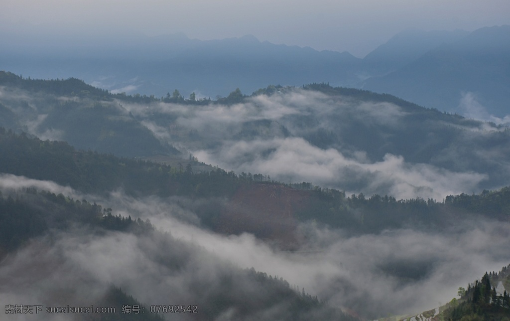 早晨 云雾 缭绕 山脉 间 自然风光 自然 旅游 山水 雾 风光 河流 户外 蓝天 中国 风景 自然景观 山水风景