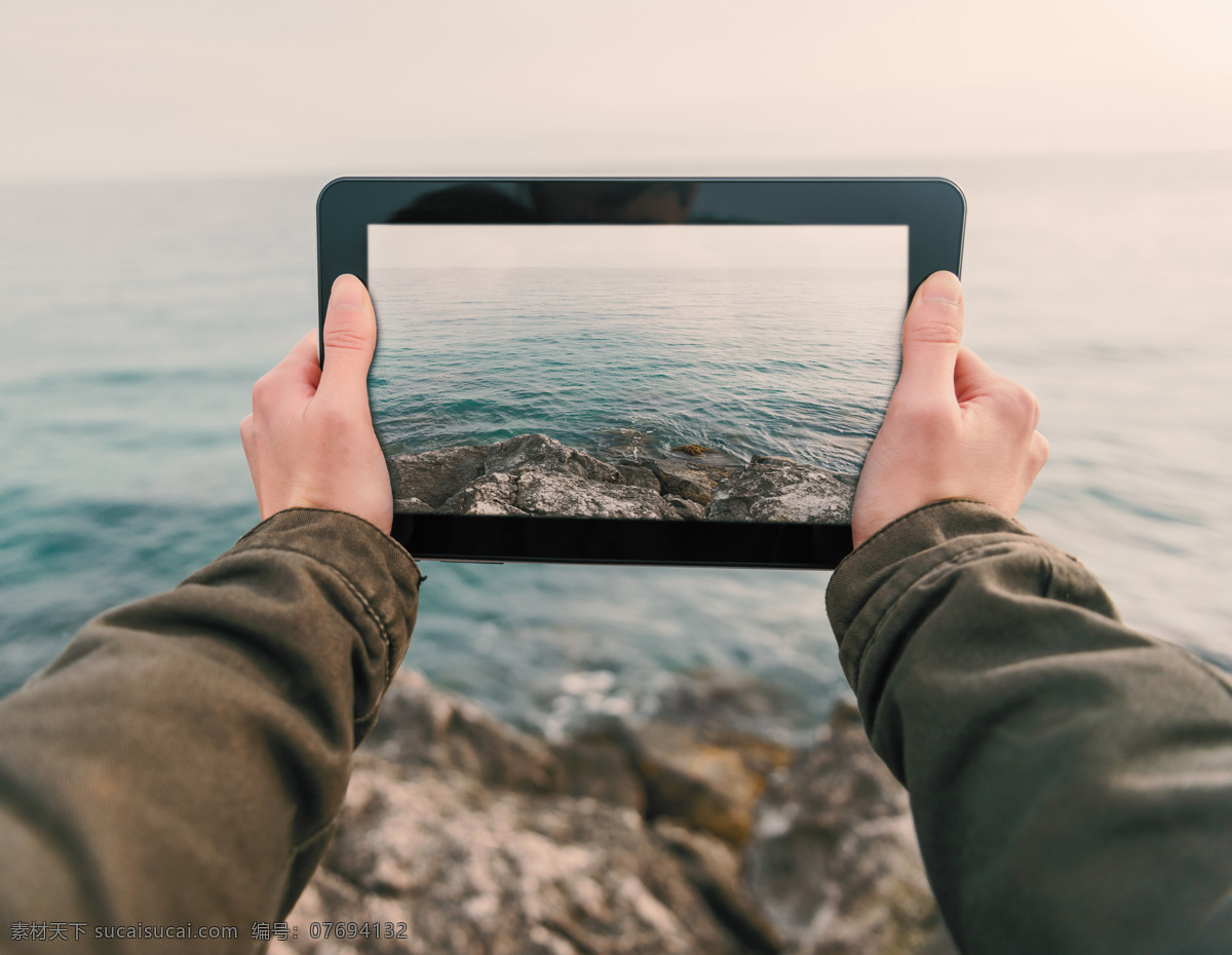 平板电脑 拍照 男士 平板电脑摄影 旅行 旅游 大海风景 海岸风景 海面风景 美丽景色 情侣图片 人物图片
