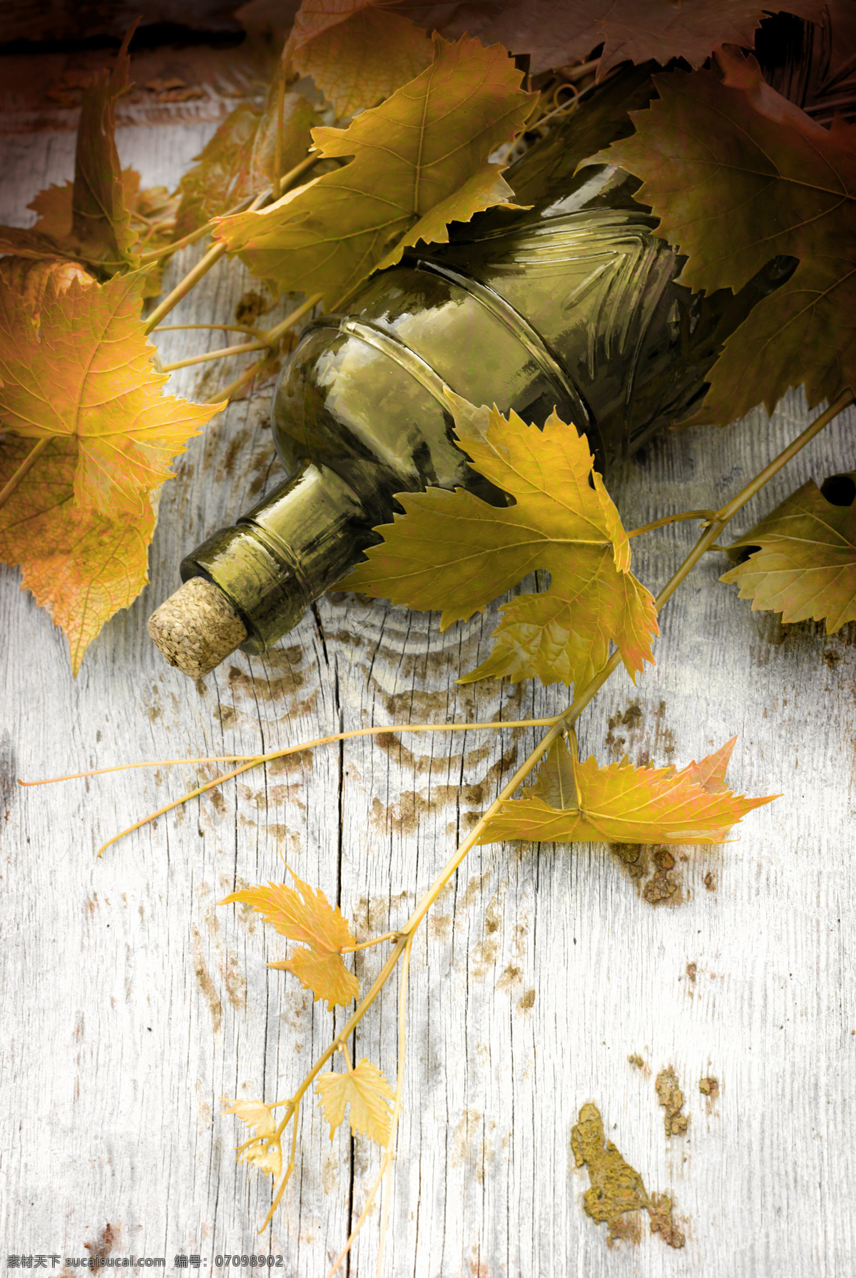 木板 上 葡萄酒 酒瓶 高档葡萄酒 木板背景 木纹背景 葡萄叶 葡萄藤 酒类图片 餐饮美食