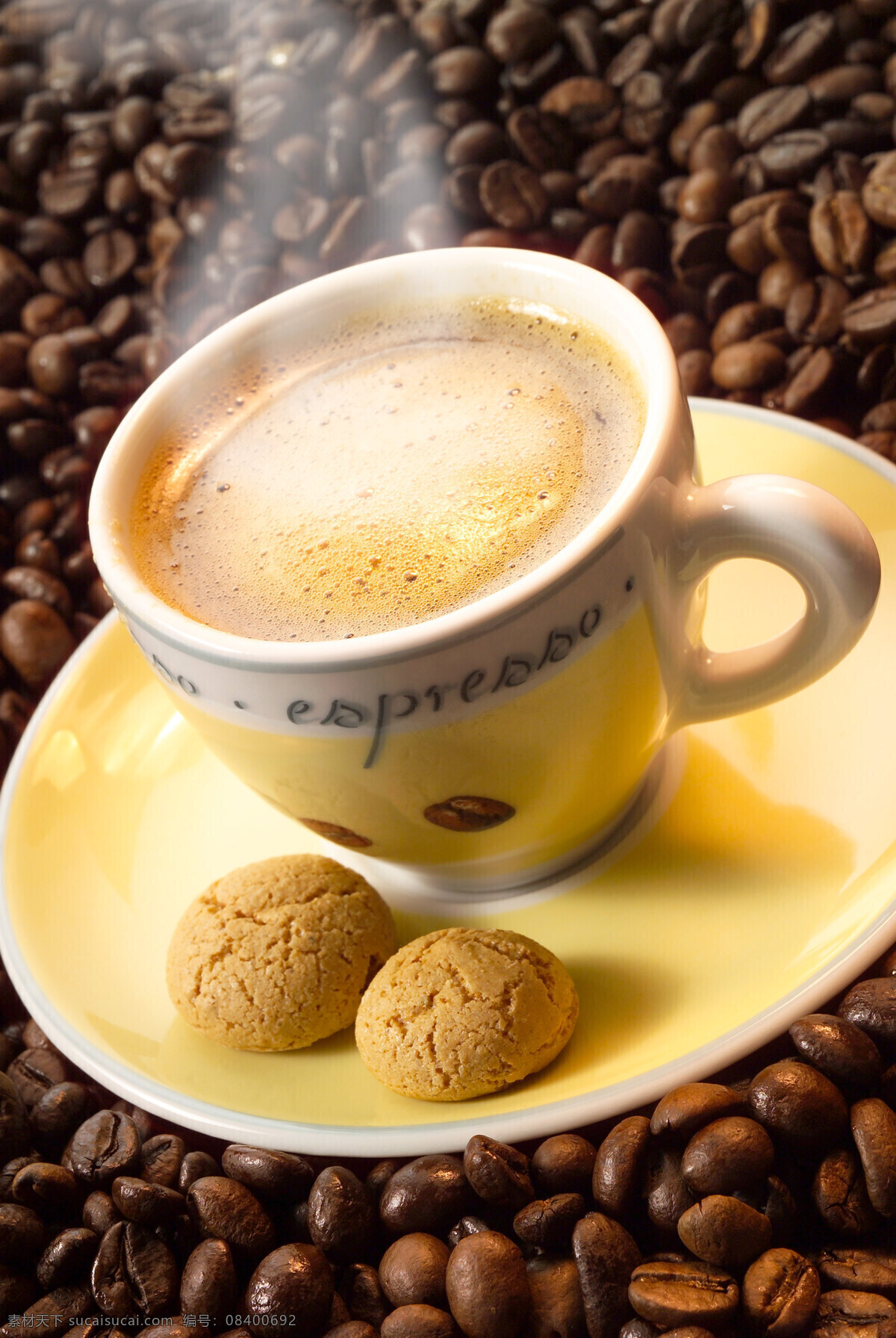 咖啡豆 上 一杯 热 咖啡 coffee 一杯咖啡 杯子 热气 热腾腾 热咖啡 许多咖啡豆 很多 颗粒 托盘 高清图片 咖啡图片 餐饮美食
