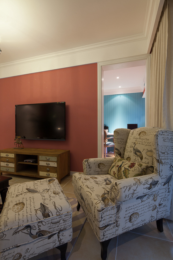 现代 客厅 砖 红色 背景 墙 室内装修 效果图 客厅装修 砖红色背景墙 报纸花纹沙发 浅褐色窗帘