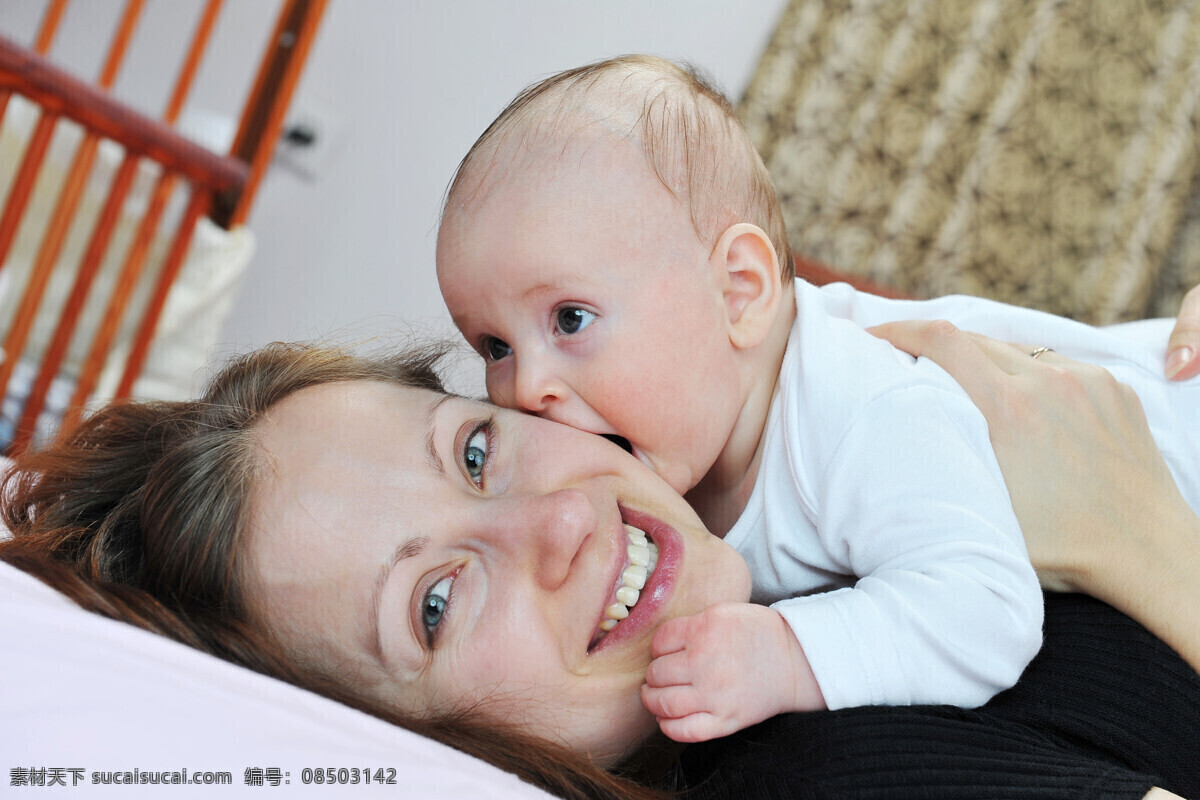 妈妈 玩耍 外国 宝宝 外国宝宝 可爱宝宝 外国母子 床 躺着 微笑 人物摄影 生活人物 人物图片