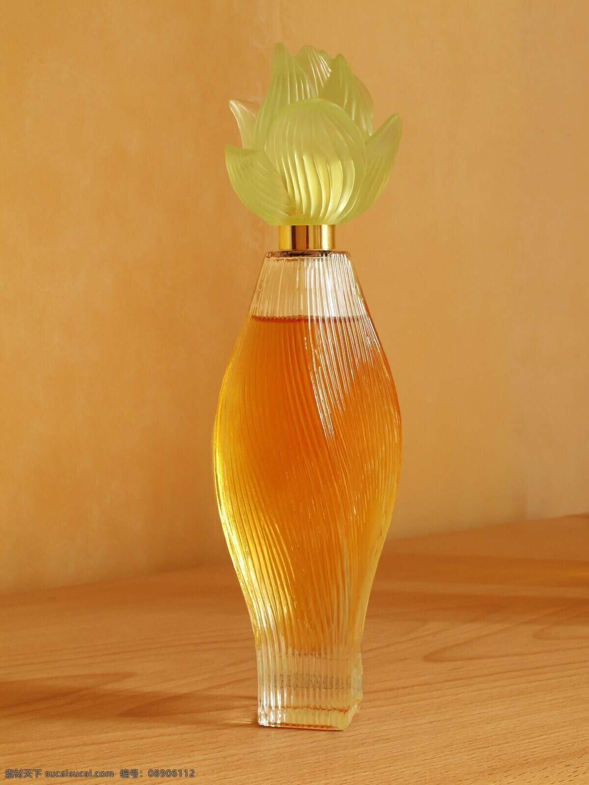 各式香水 小瓶 玻璃瓶 瓶 小瓶子 古龙水 香水瓶 喷雾 香味 香 芳香疗法 植物萃取 香气 浪漫 化妆品 5号香水 诱惑 香气扑鼻 香水广告 香水设计 生活百科 生活素材