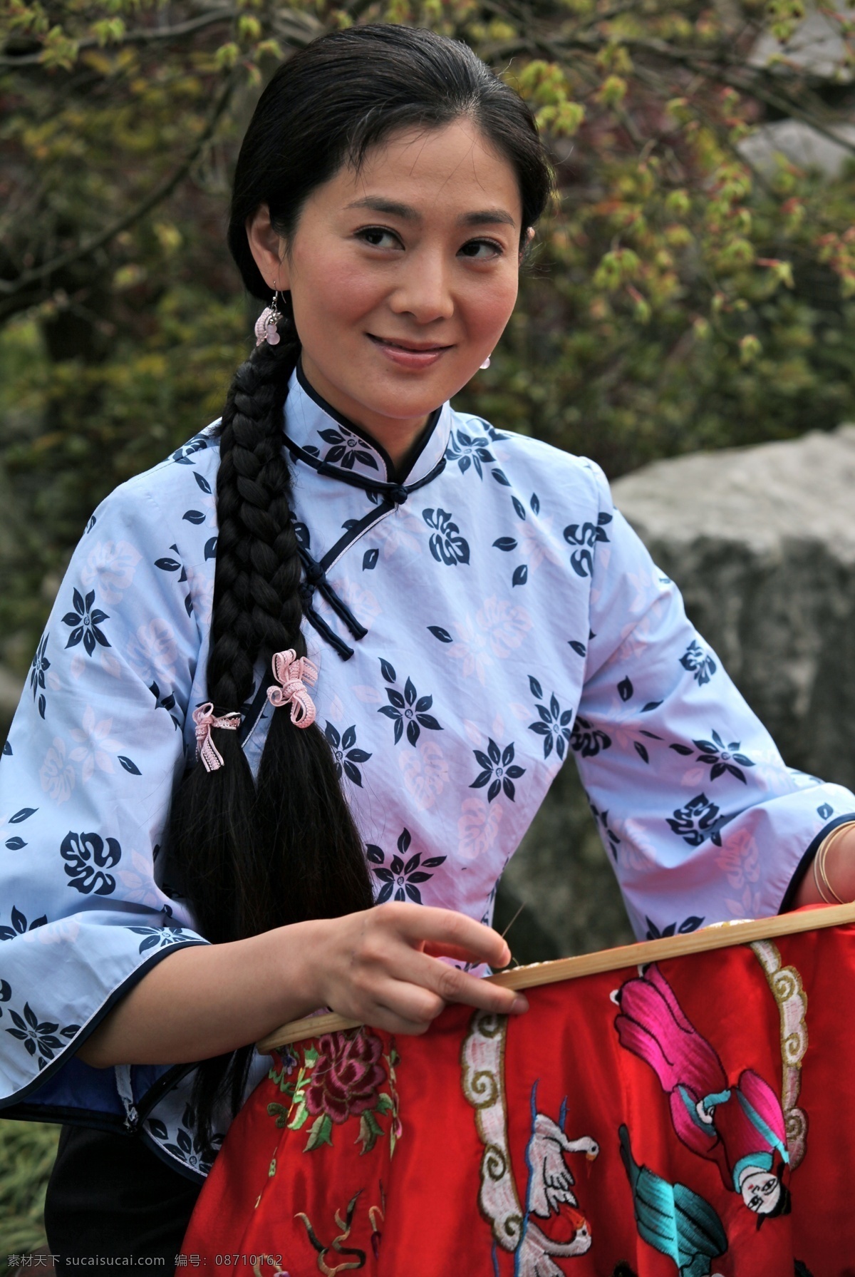 马以 原名马春莲 北京美女 解放军艺术学院 硕士学位 八一电影制片厂 影视演员 气质女人 美女明星 娱乐 文化 电视剧 郑氏十七房 饰王月芳 拍摄花絮 长发 汉服 刺绣 阳光 微笑 青春 靓丽 写真 明星偶像 人物图库