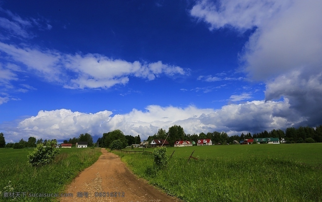 村 俄罗斯 天空 景观 茅屋 房子 夏季 农村 路 乡镇 蓝天白云 自然景观 自然风景