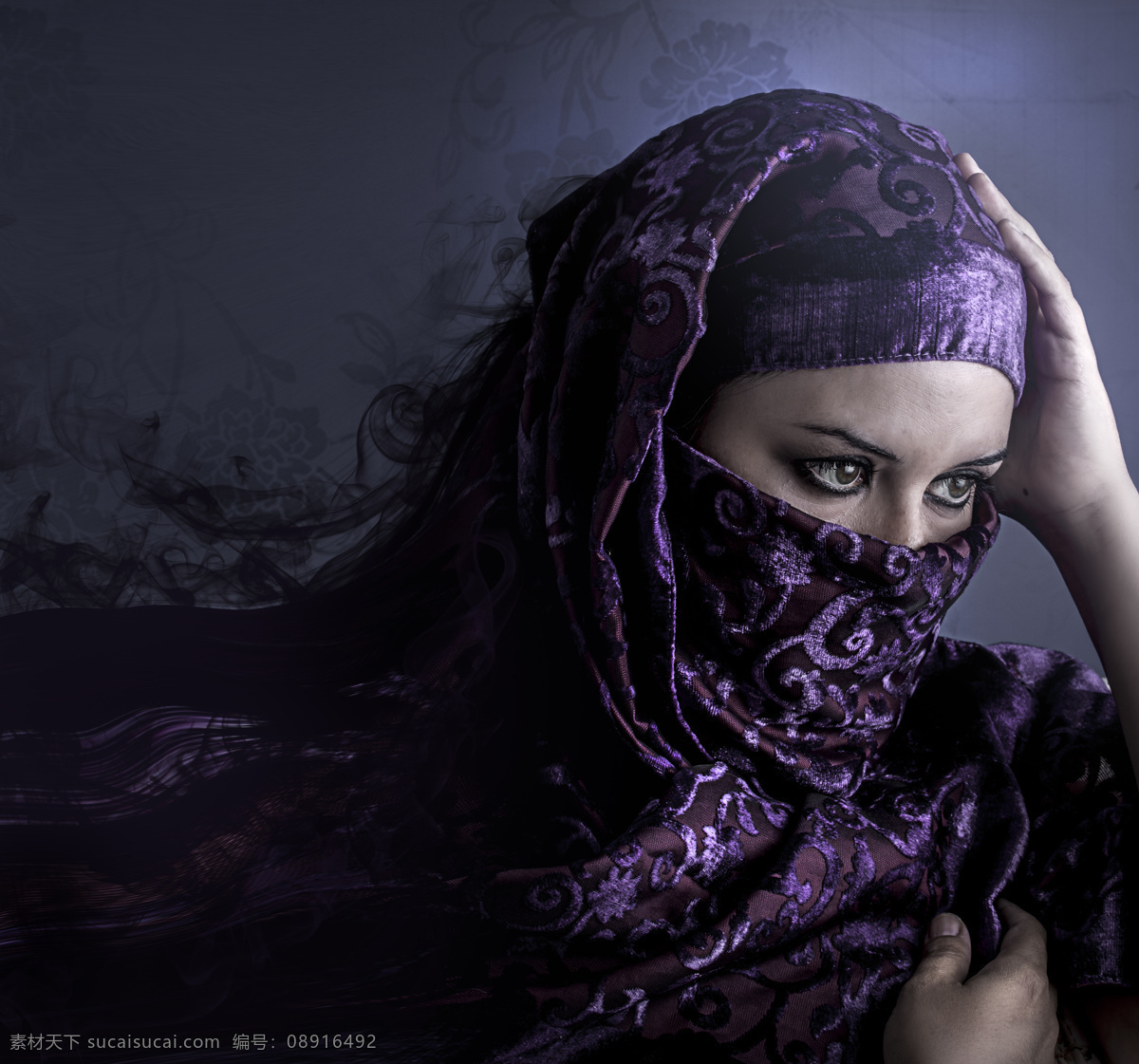 围着 紫色 头巾 女性 阿拉伯女性 伊朗女性 外国女性 蒙面 装扮 女人 美女图片 人物图片