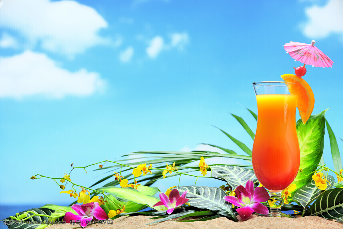 沙滩 上 果汁饮料 夏天 夏季 蓝天 白云 椰子树 果汁 饮料 新鲜 水果 玻璃杯子 酒水饮料 餐饮美食 饮料酒水