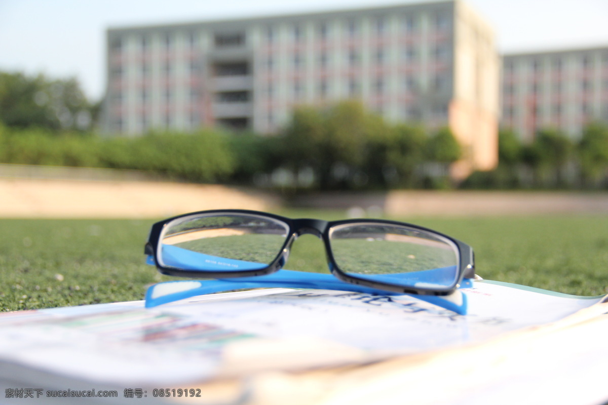 眼镜和书 眼镜 书 田径场 大学 学生宿舍 赣州 旅游摄影 人文景观