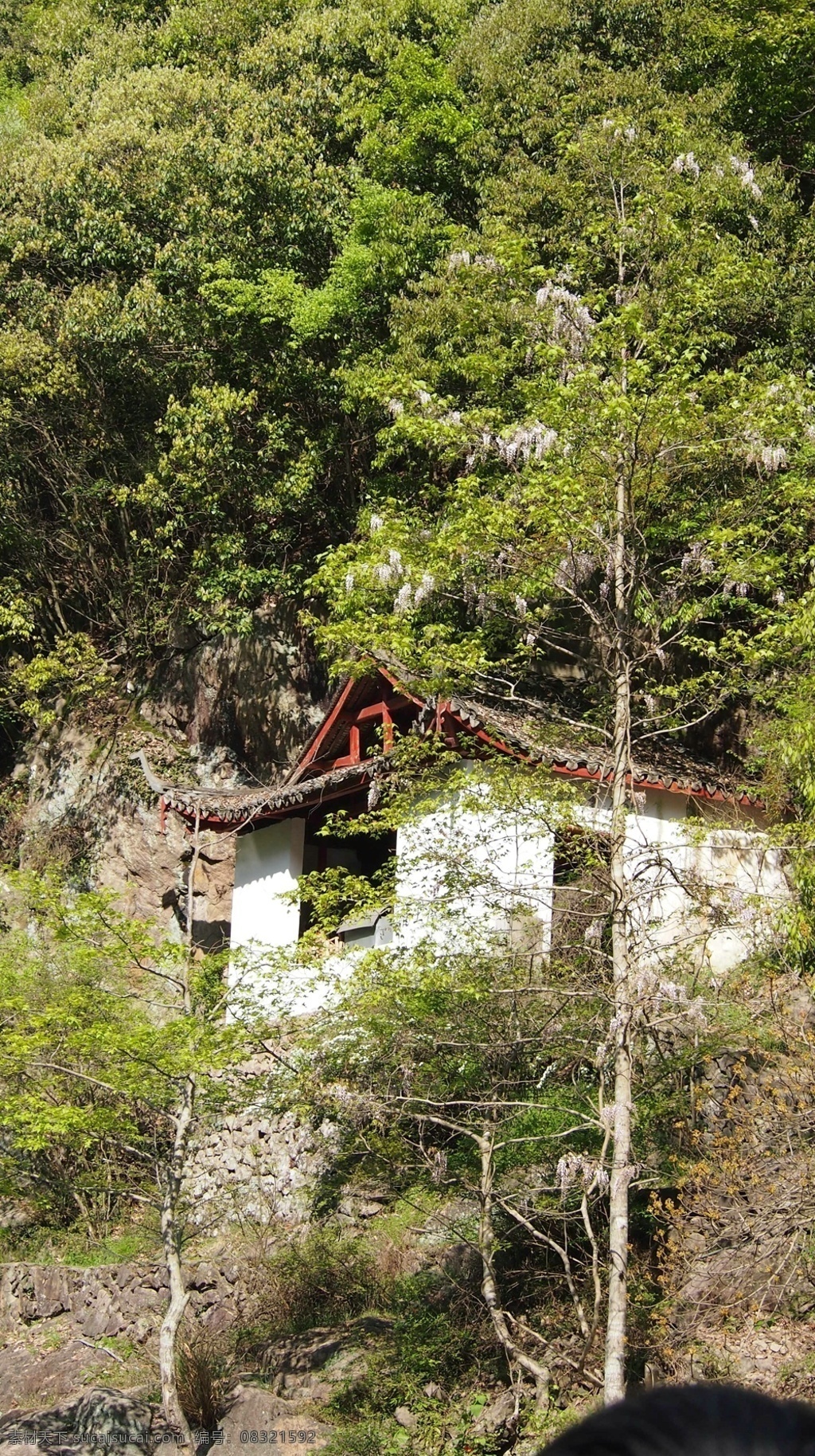 庙宇 山涧 山水 石头 绿树 绿草 风景名胜 自然景观 黑色
