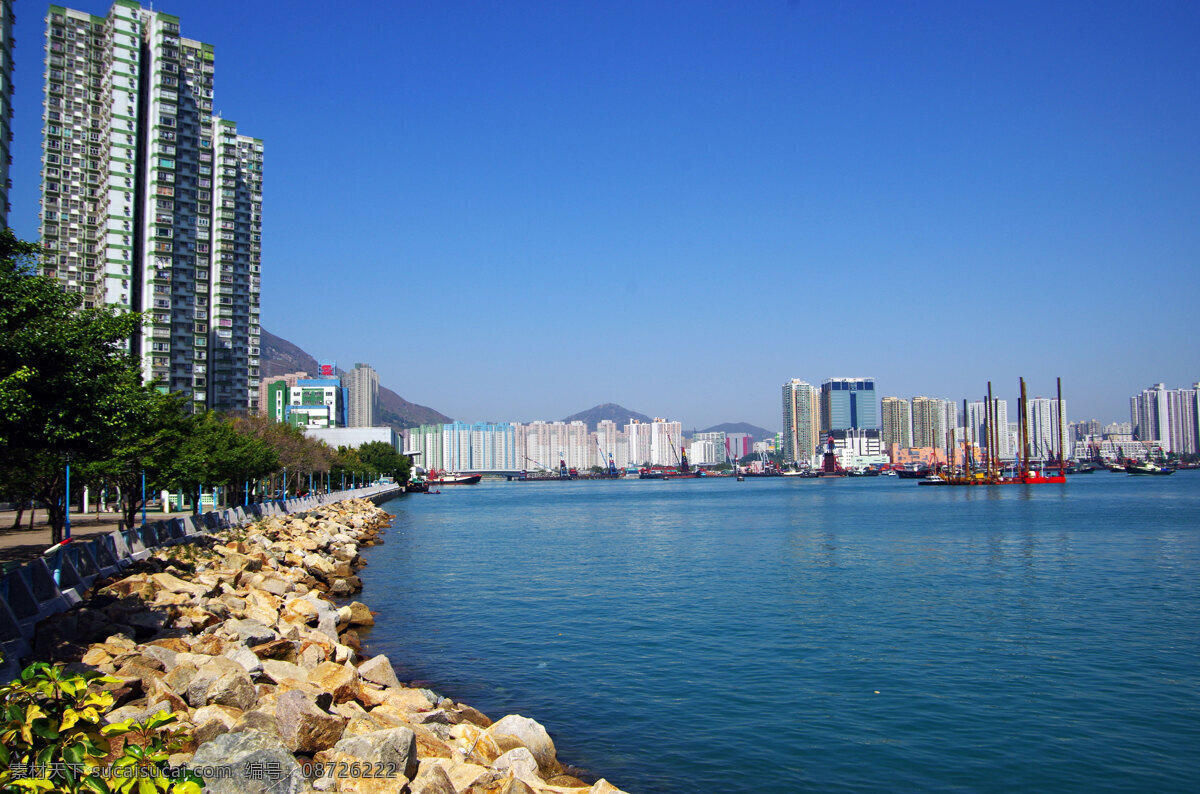 高楼建筑 国内旅游 海岸线 海水 海湾 海洋 蓝天 路灯 香港海景 香港屯门 屯门码头 海上船只 围堰 围栏 树木 远楼 山岚 天空 旅游摄影 风景 生活 旅游餐饮