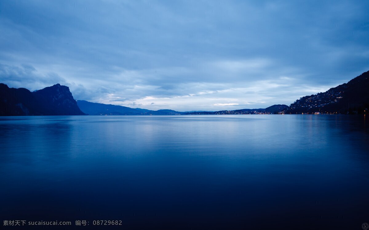 深邃蓝色湖水 蓝色 深邃 夜空 湖水 平静湖水 细腻波纹 质感水波 质感水纹 质感波纹 蓝色水波 大自然合图集 旅游摄影 自然风景