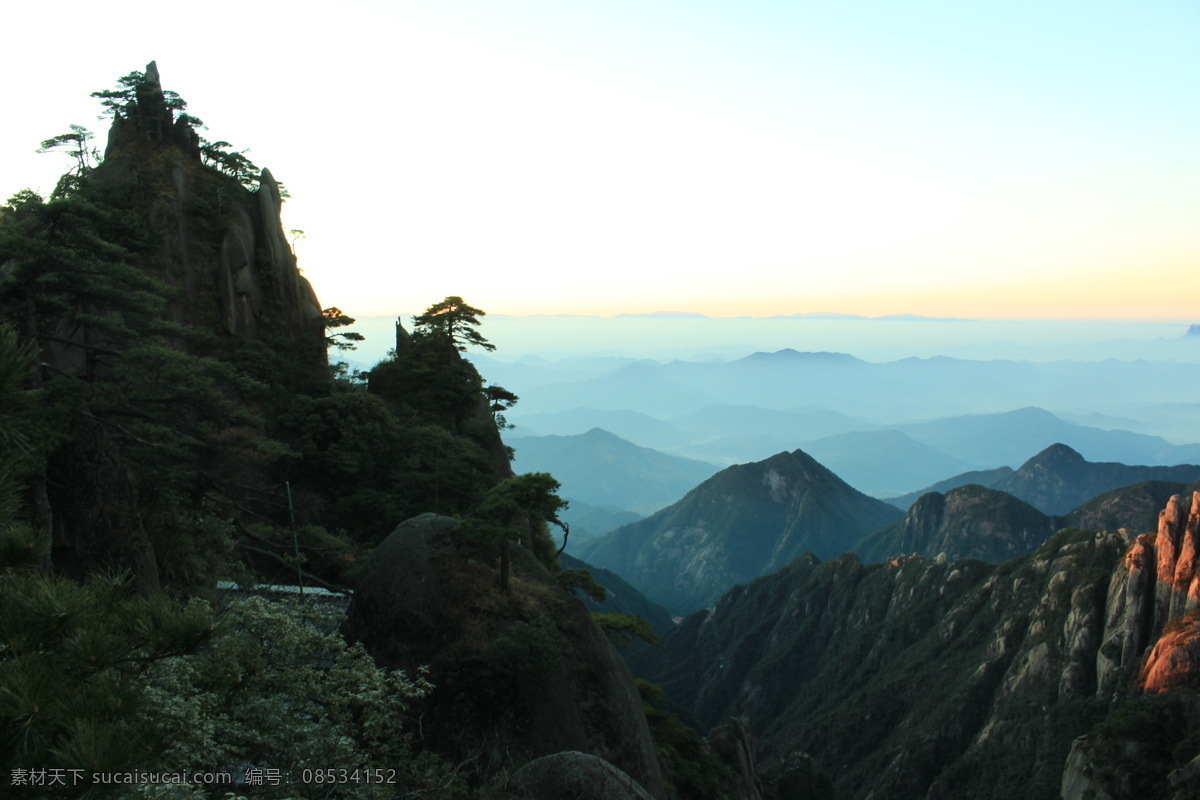 江西三清山 三清山风光 江西 风景名胜 上饶 三清山 远眺 三清山景观 清秀三清山 清山山峰 云海 松树 薄雾云雾 人间仙境 景区景点 青山绿树 树木 高山 白云 蓝天 绿草 自然遗产 自然风景 风景 自然景观