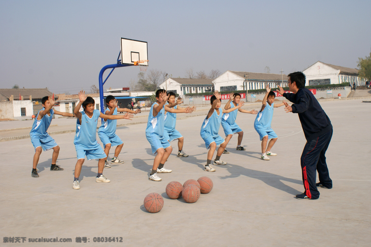 教练 篮球 其他人物 人物图库 体育 学生 运动服 篮球队 中学生 运动员 篮球训练 操场上 运动人物 篮球动作 psd源文件