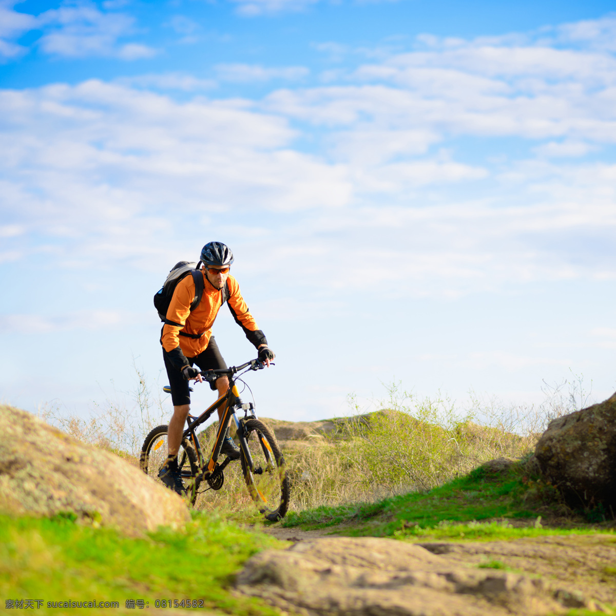 山地 上 骑 自行车 男人 体育运动 户外运动 外国男人 自行车运动 生活百科 白色