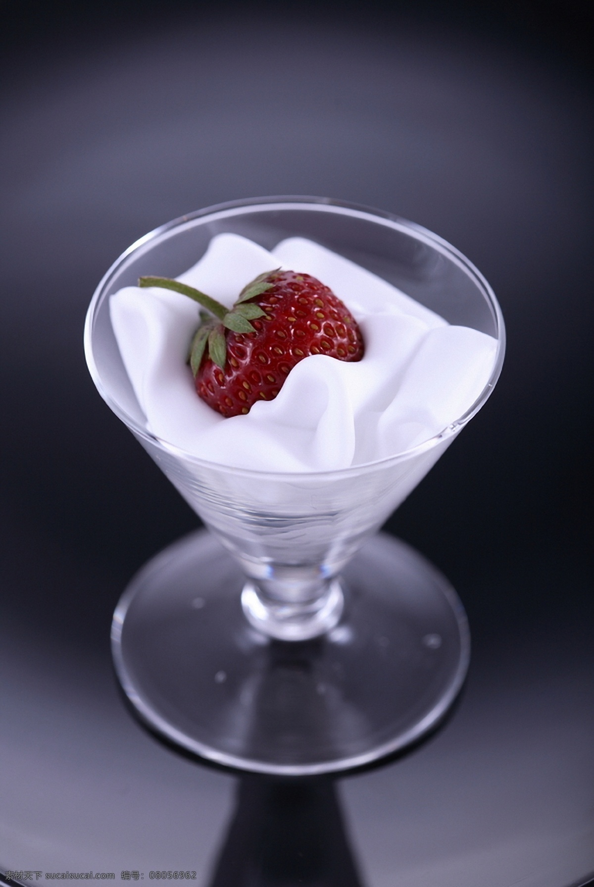 草莓 牛奶 生物世界 水果 新鲜水果 牛奶设计素材 牛奶模板下载 红草莓牛奶 红草莓 新鲜草莓 水果高清图片 psd源文件 餐饮素材