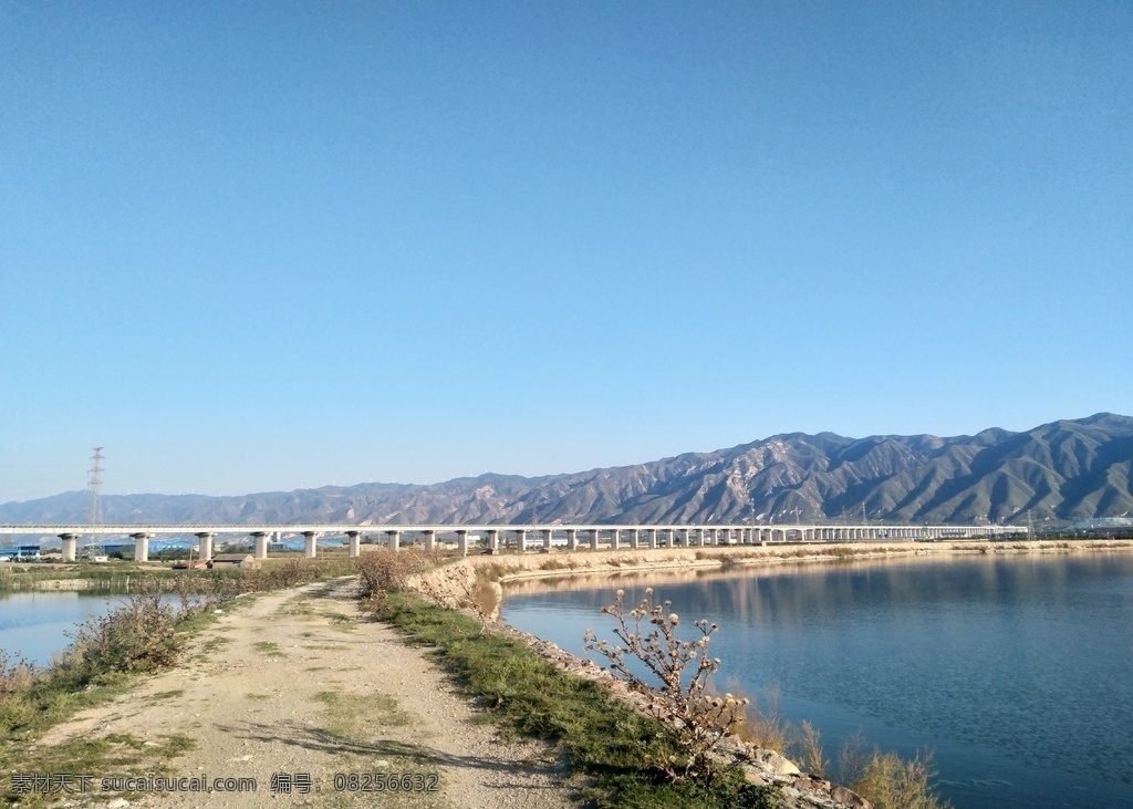 高铁周边风景 高铁边 弯路 风景 蓝天 白云 石头 天空 树木 草 云朵 青山 环境 绿叶 高清 山 大石头 护栏 风景名胜 自然景观 自然风景 旅游摄影