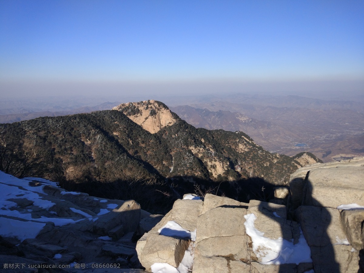 泰山风景 泰山 泰山十八盘 泰山美景 五岳泰山 泰山远瞭 旅游 国内旅游 泰山雪景 白雪泰山 泰山树木 树木 泰山植被 泰山阳光 光线 泰山日出 泰山建筑 游客 自然景观 自然风景