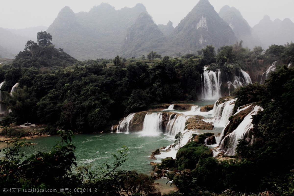 德天瀑布 广西壮族自治区 大新县 硕龙镇 德天 瀑布 碧水 绿树 山峦 自然风景 旅游摄影