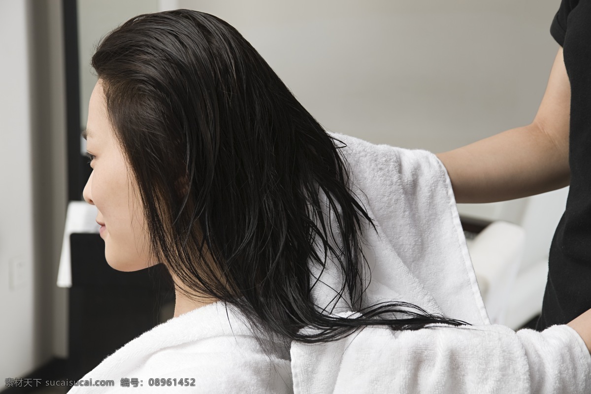 理发店 洗 头发 女人 美女 美发 洗头发 湿头发 毛巾 手势 擦 高清图片 生活人物 人物图片