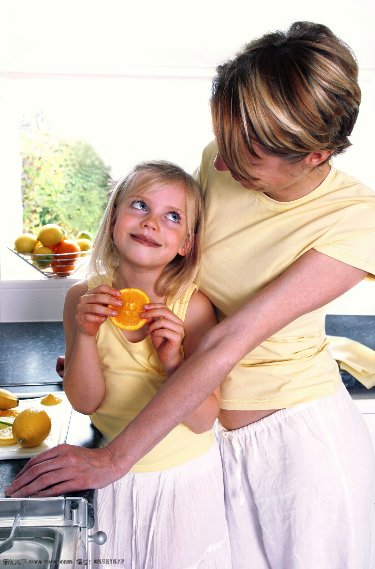 依偎 母亲 女儿 人物 家庭 美满 幸福 亲情 温馨 切水果 橙子 母女 生活人物 人物图片