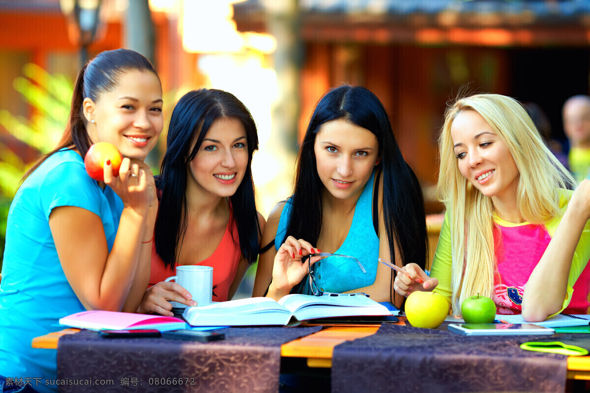 一起 学习 外国 大学 女生 女孩 大学生 坐着 桌子 书 水果 苹果 梦幻背景 生活人物 人物图片
