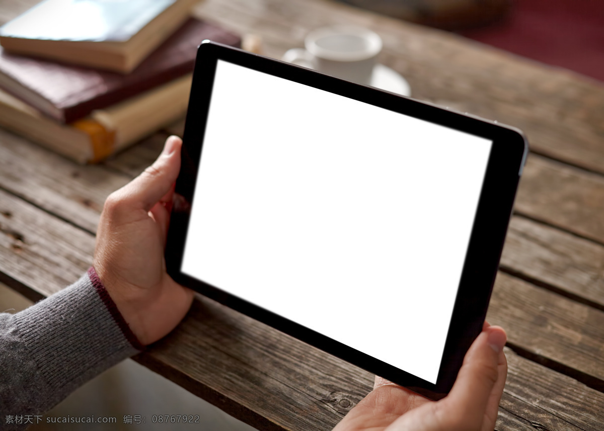 双手 捧 平板电脑 ipad 苹果电脑 办公电脑 办公用品 数码产品 通讯网络 现代科技