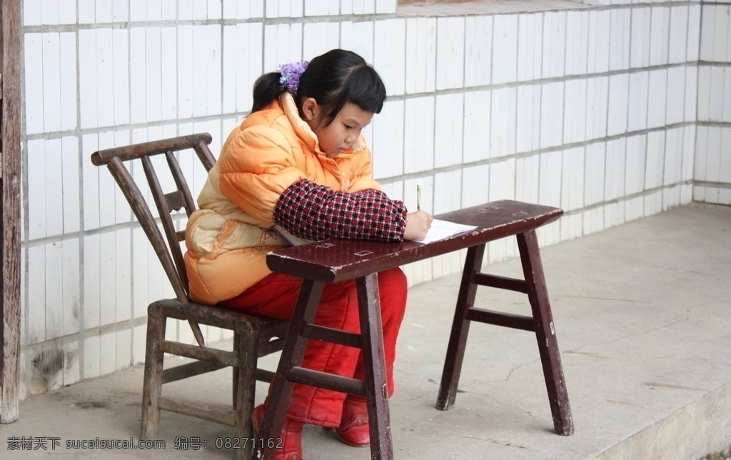学习 小女孩 高凳子 农村娃 认真 黄棉袄 红裤子 红皮鞋 靠背椅 日常生活 人物图库
